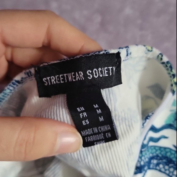 triangle crop top - Picture 2 of 3